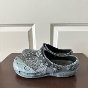 Crocs Work Unisex Bistro Slip Resistant Clog Paisley Grey and Black Size 9